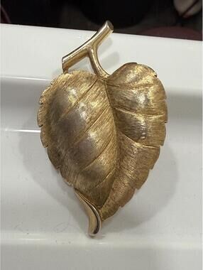 Vintage Trifari Gold Leaf Pin Nature's Bling